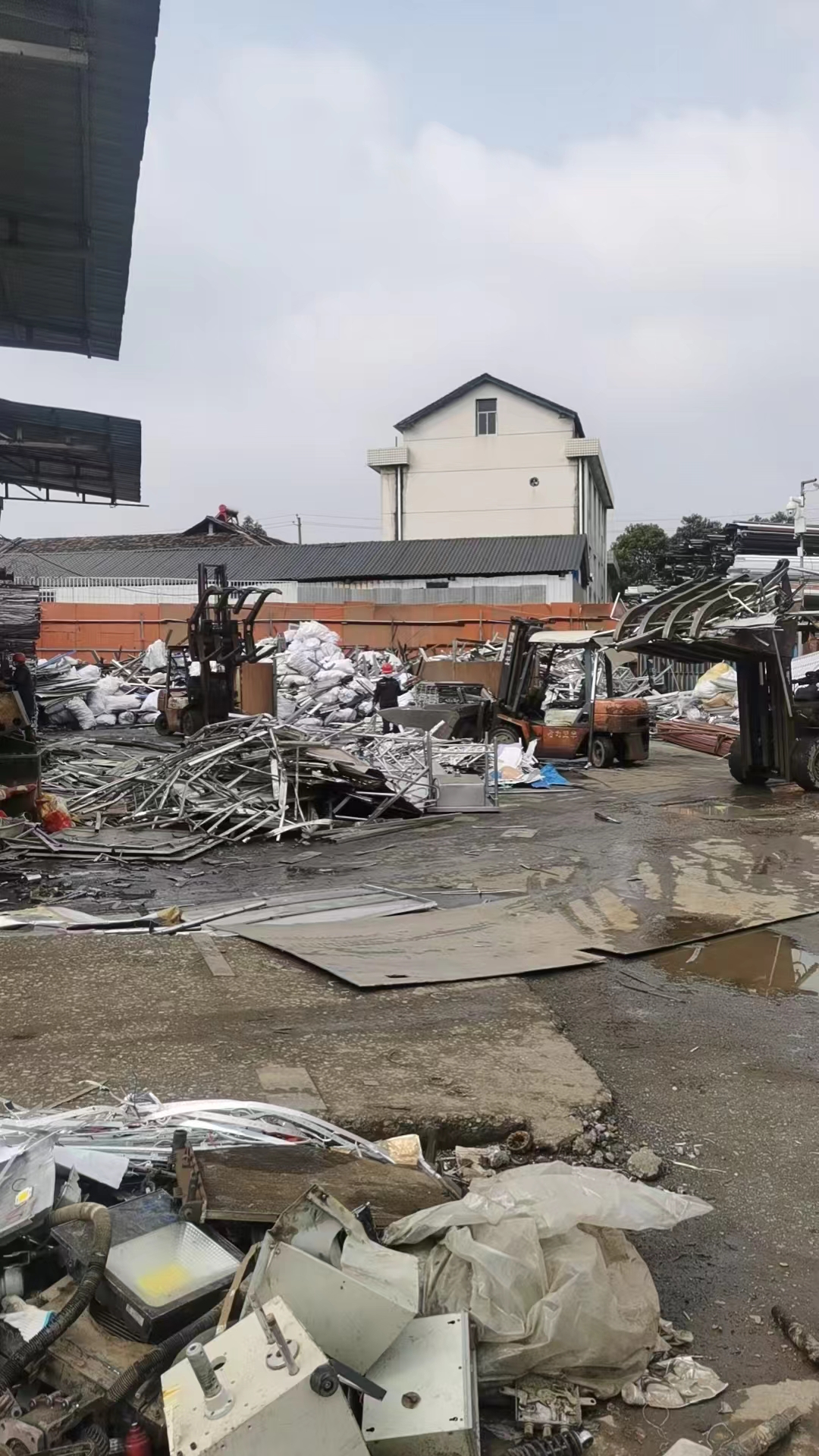 收購閑置廠礦，廢銅，廢鋁，廢鐵，各種機電設備等。